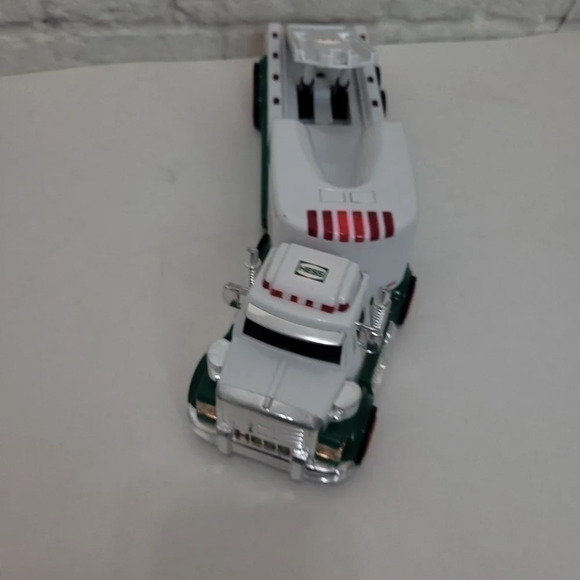 Hess Toy Truck and Jet Collectible 2010 - Picture 13 of 17